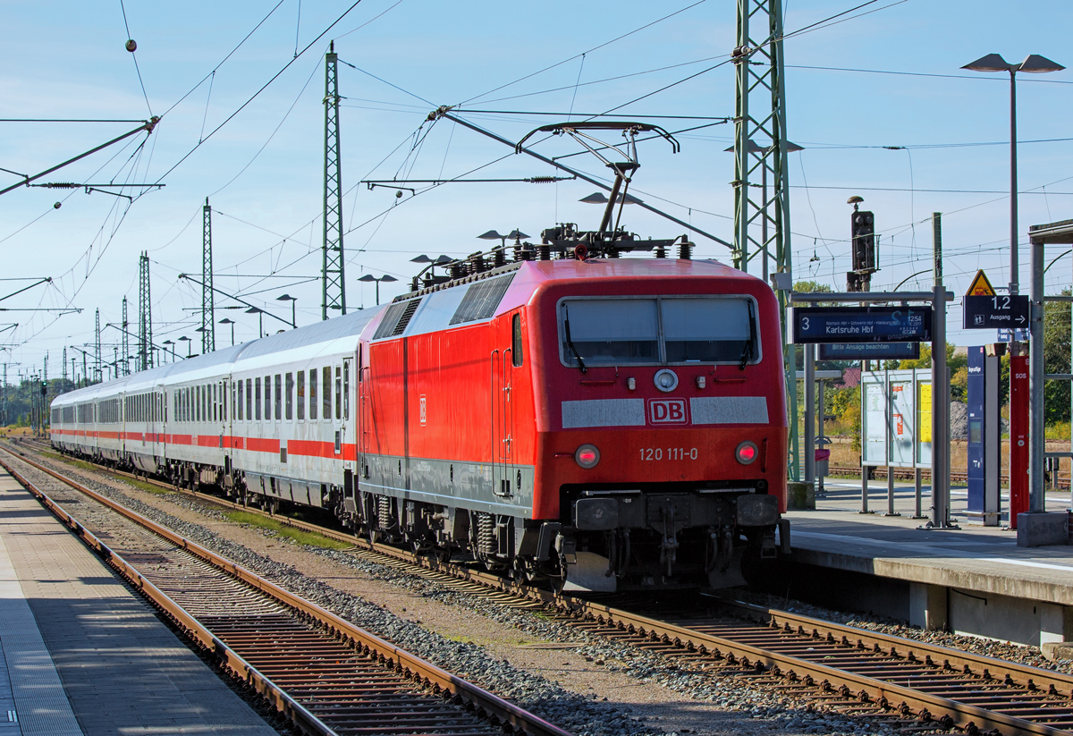 Ausfahrender IC 2377 nach Karlsruhe Hbf am Bahnsteig 3 in Bergen auf Rügen. - 02.10.2015