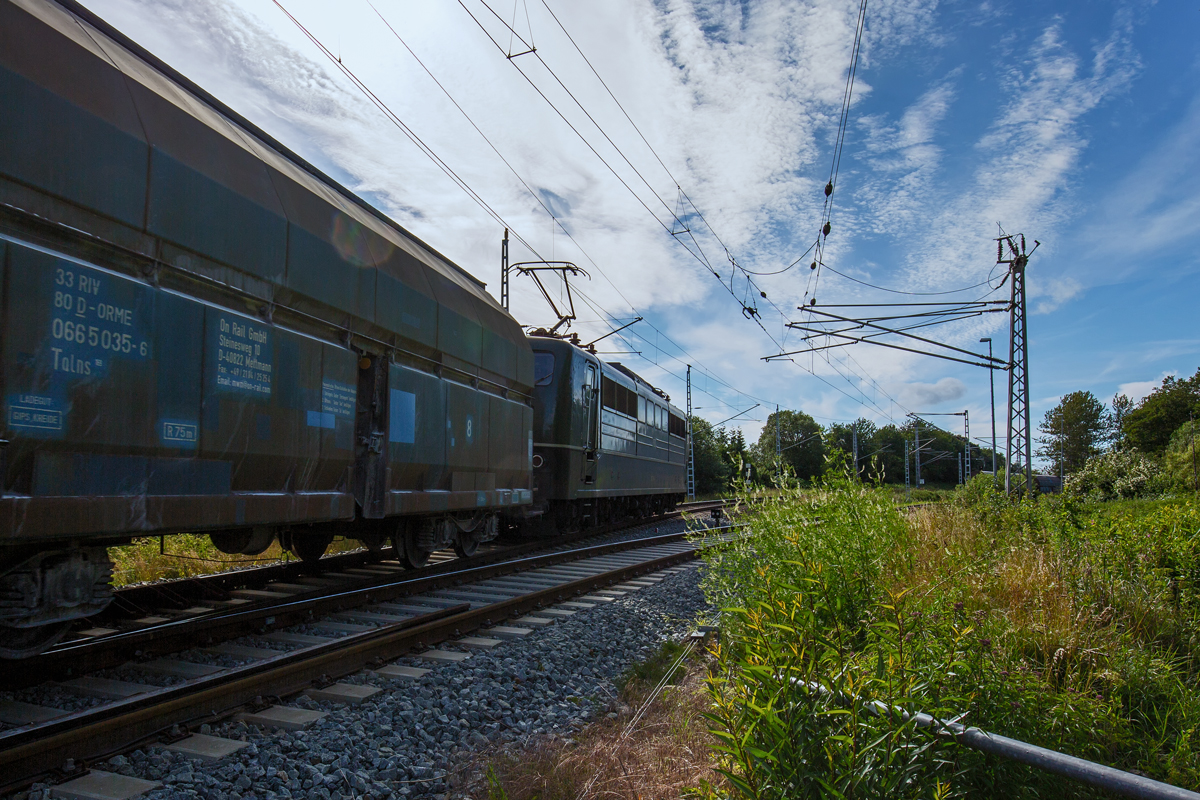 Ausfahrender Kreidezug auf dem Bahnhof Lancken mit einer SRI Lok der BR 151 bei Gegenlicht. - 05.07.2017