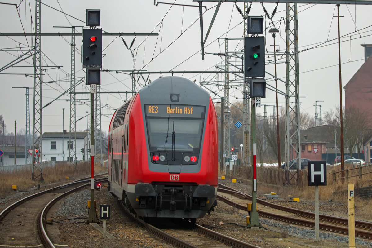 Ausfahrender RE 3 mit Zugschluss auf Höhe des Ausfahrsignals in Pasewalk. - 12.02.2017
