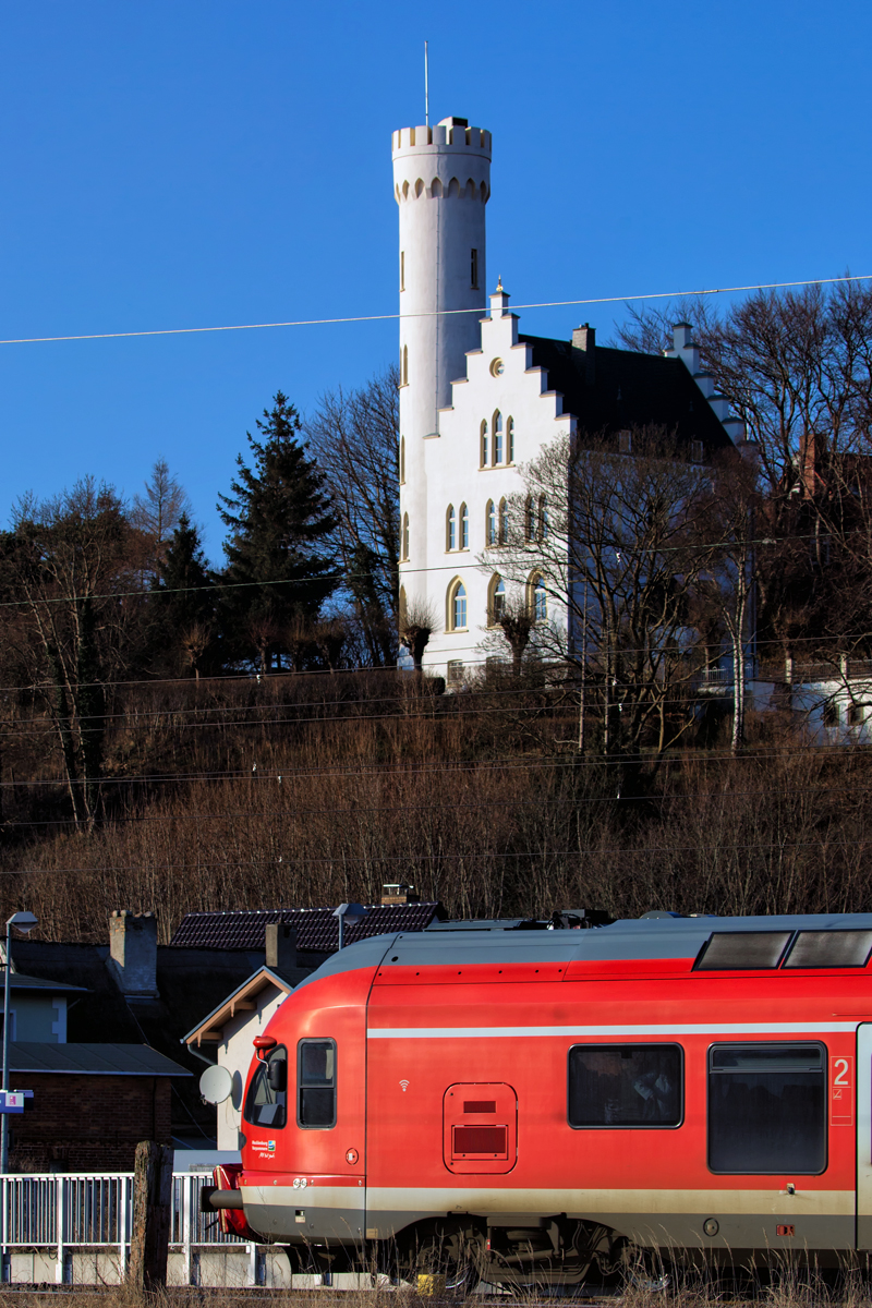 Ausfahrender RE 9 in Lietzow unterhalb des gleichnamigen Schlosses. - 20.02.2018
