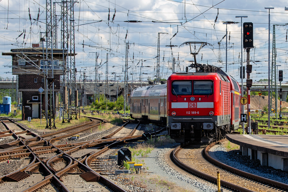 Ausfahrender RE3 mit der Lok 112 189 nach Falkenberg, links zu sehen das Stralsunder Befehlsstellwerk. - 23.07.2020