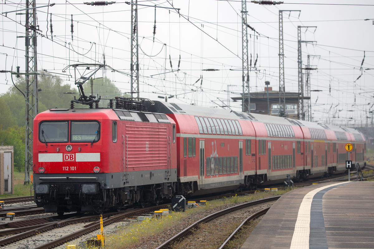 Ausfahrender RE5 in Stralsund nach Elsterwerda unterhalb des Befehlsstellwerk bei unsichtigem Wetter. - 22.05.2019