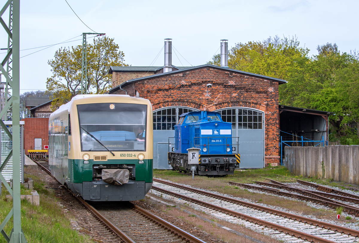 Ausfahrender Regio-Shuttle der Press in Bergen auf Rügen fährt gerade an der abgestellten Lok 204 011 vorbei. - 04.05.2022