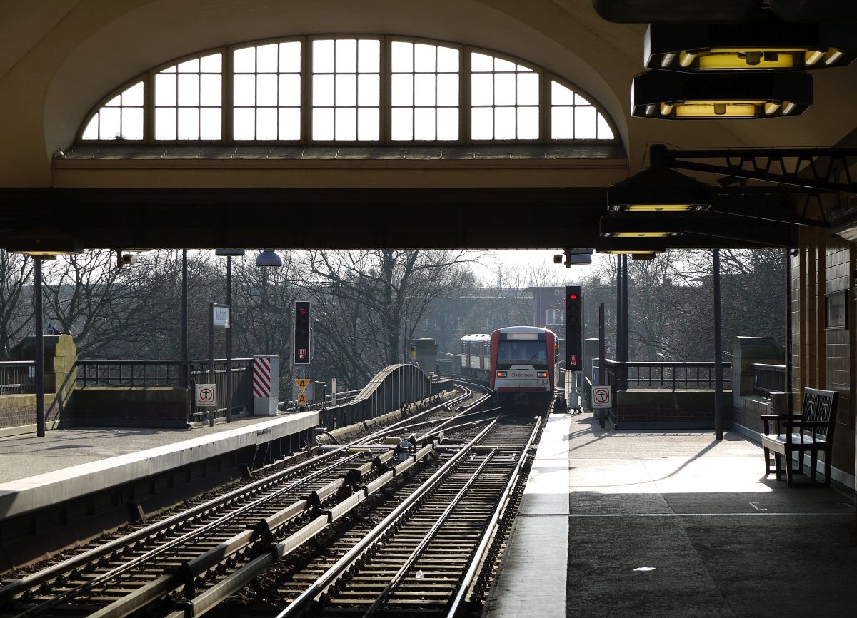 Ausfahrender Zug der Hamburger U-Bahnlinie 3 aus der Haltestelle  Mundsburg . 13.3.2014