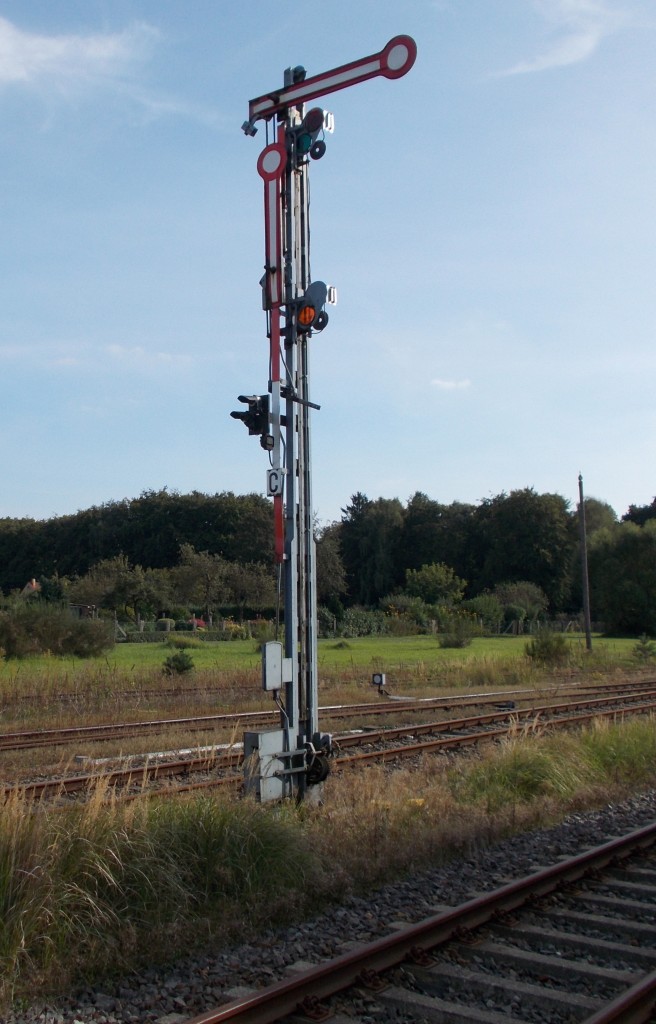 Ausfahrsignal  C  in Malchow am 28.September 2014.Symbolisch steht für mich,nach 8000 Bahnbilder,das Signal auch erst einmal auf Halt,denn ich werde die nächsten Wochen eine Auszeit bei Bahnbilder nehmen und mich mal wieder verstärkt mit meinem anderen Projekten(Fahrzeugbilder,Schiffsbilder)beschäftigen,keine Sorge ich werde wieder kommen !