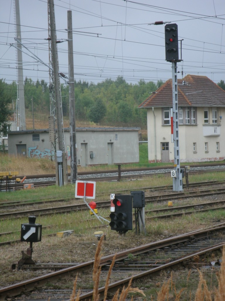 Ausfahrsignal  G  und das Zwergausfahrsignal  K ,am 09.September 2013,von Bergen/Rgen.Bedienung erfolgt vom Weichenwrterstellwerk W1 aus.