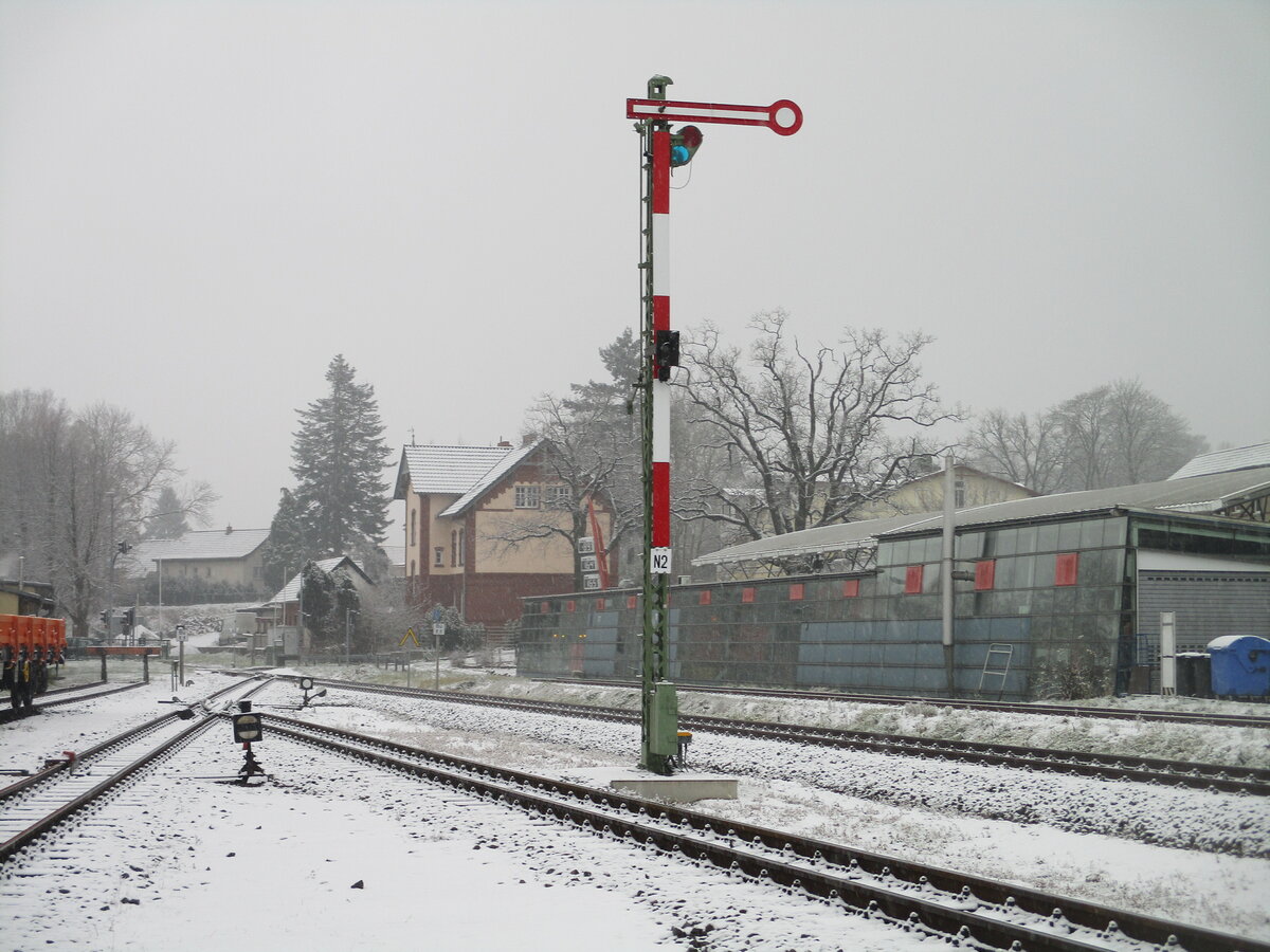 Ausfahrsignal N2,für den Rasenden Roland,in Richtung Lauterbach Mole,am 10.Dezember 2021,in Putbus.