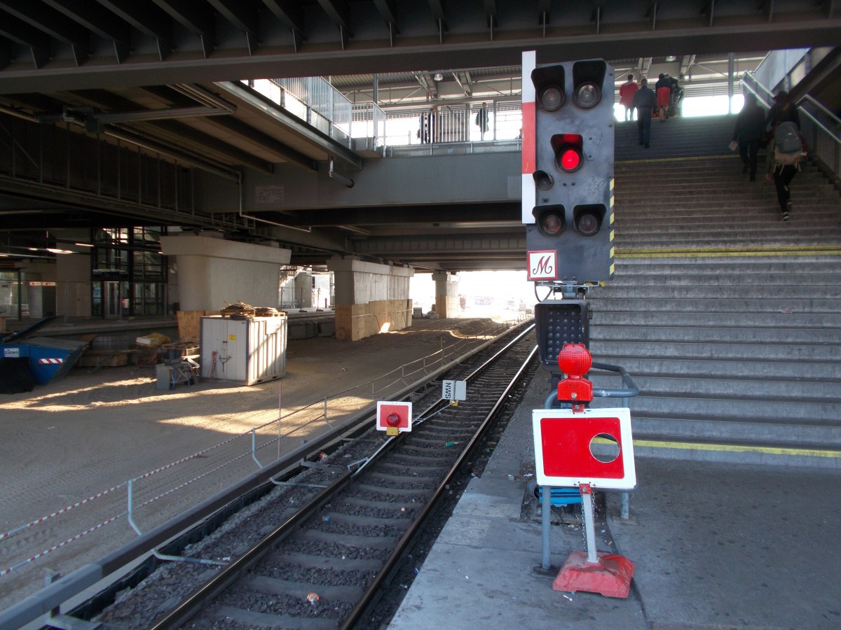 Ausfahrsignal,am 05.Oktober 2014,am Bahnsteigende in Berlin Ostkreuz.