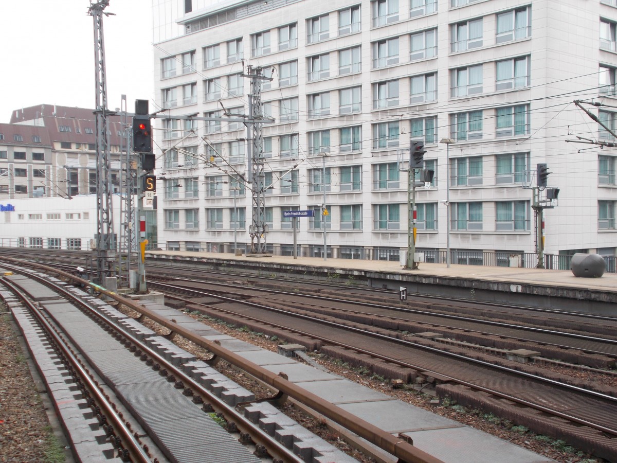 Ausfahrsignale aus Berlin Friedrichstraße in Richtung Alexanderplatz am 25.Oktober 2014.