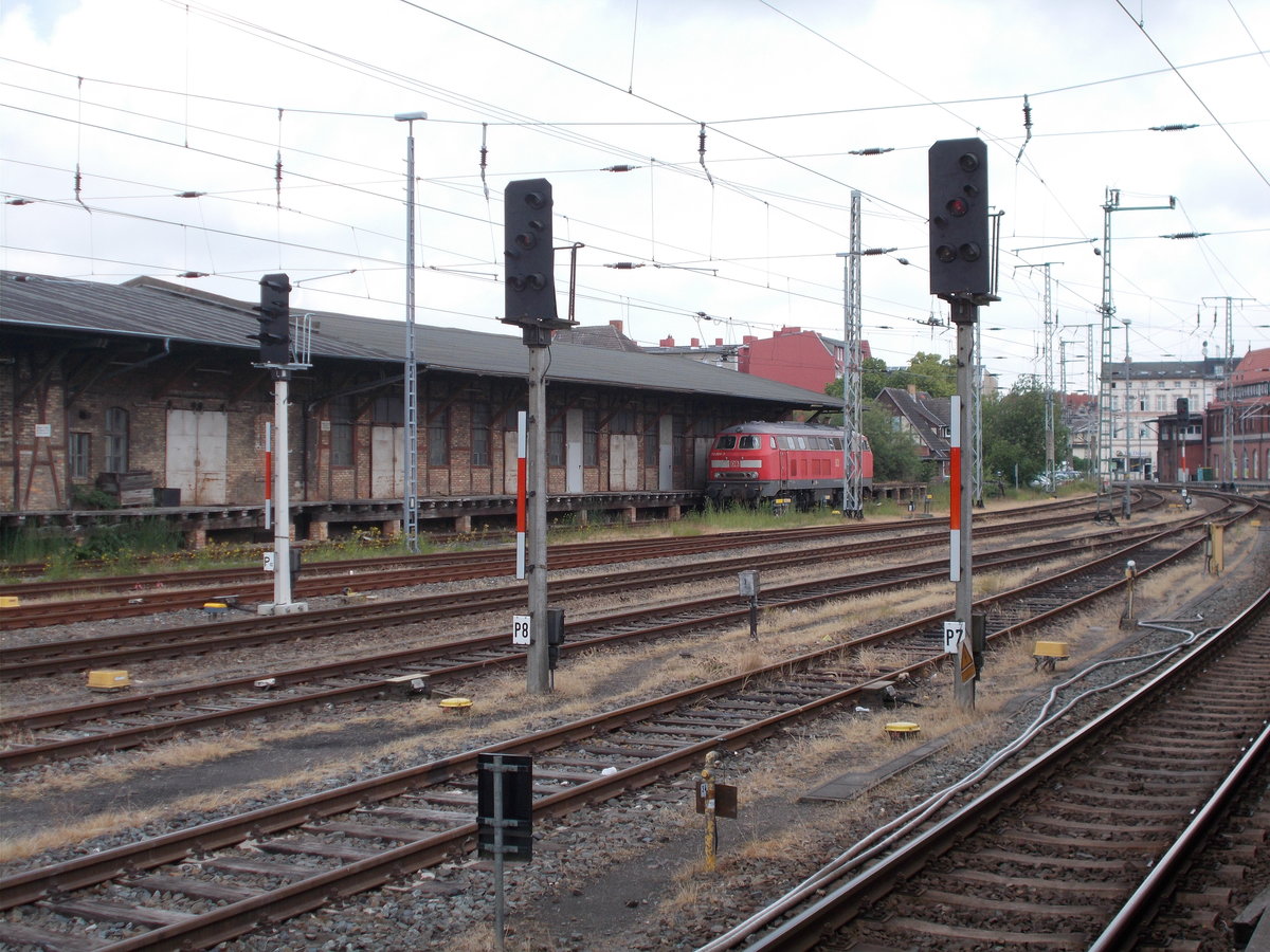 Ausfahrsignale aus den Stralsunder Gütergleisen in Richtung Rostock am 16.Juni 2016.Am Güterboden zusehen die 218 369.