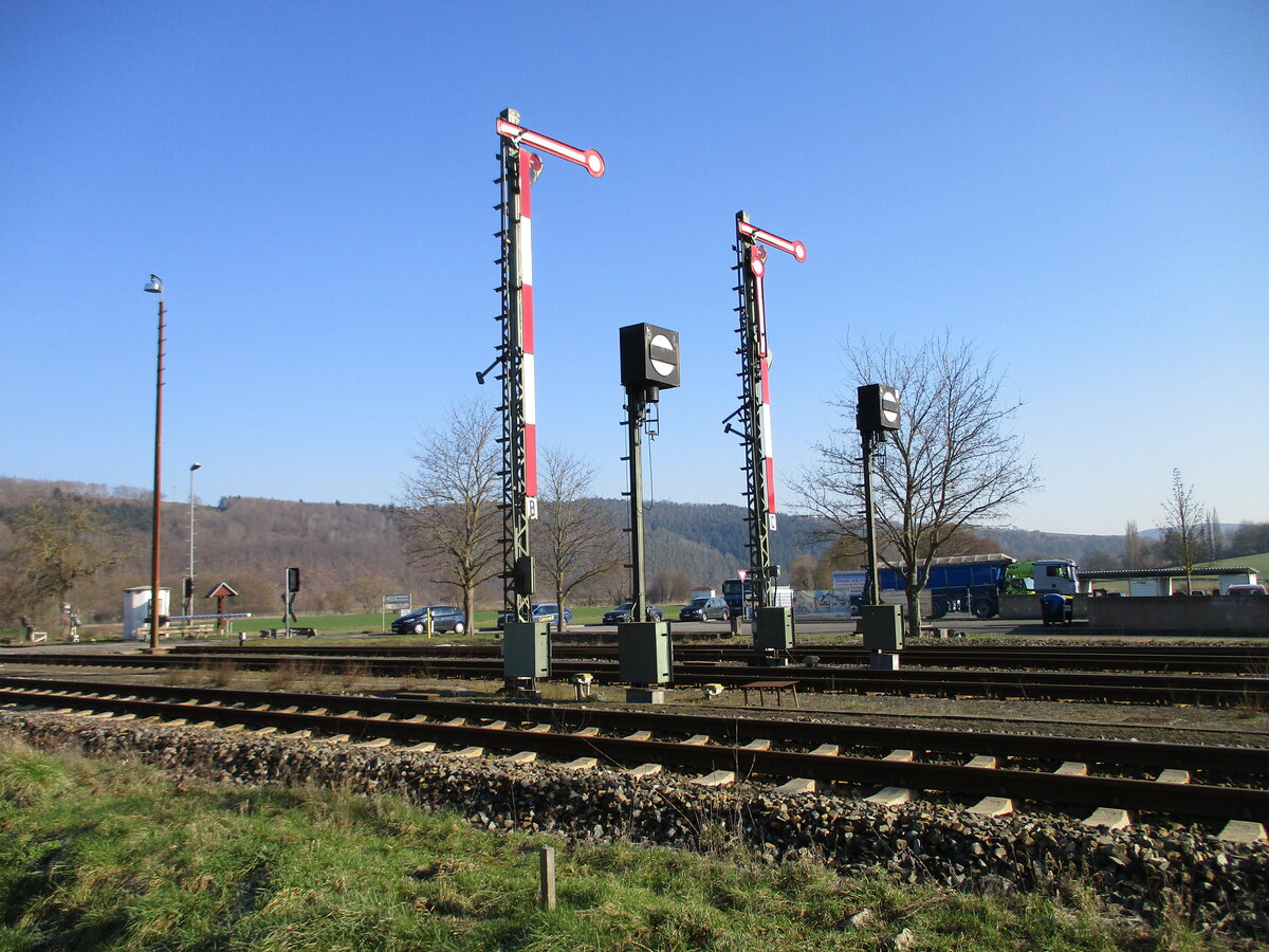 Ausfahrsignale  B  und  C ,mit Gleissperrsignalen,in Richtung Herringen,am 01.März 2023,aus Heimboldshausen.