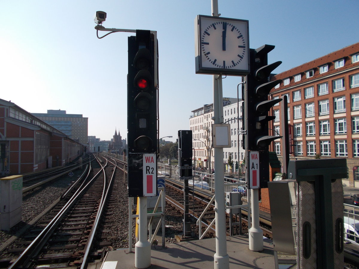 Ausfahrsignale für die U-Bahn aus der Station Berlin Warschauer Straße am 05.Oktober 2014.