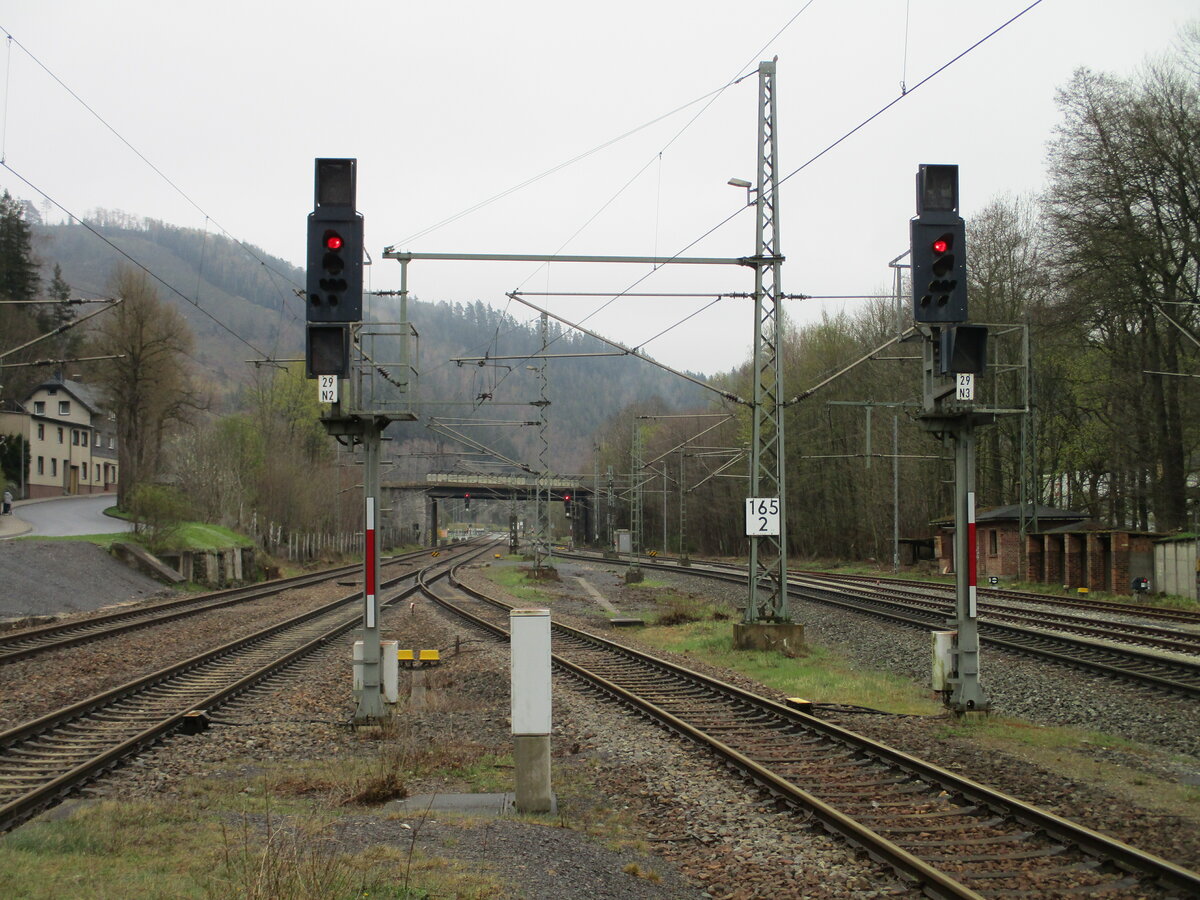 Ausfahrsignale N2 und N3,Richtung Ludwigstadt,aus Probstzella,am 25.April 2022.Aufgenommen vom Bahnsteigende.