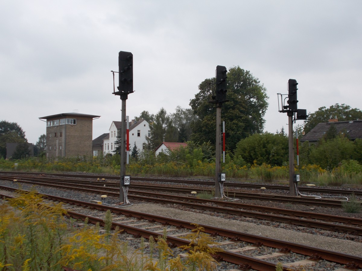 Ausfahrsignale Richtung Berlin und ehemaliger Stellwerksturm in Fredersdorf am 14.September 2014.
