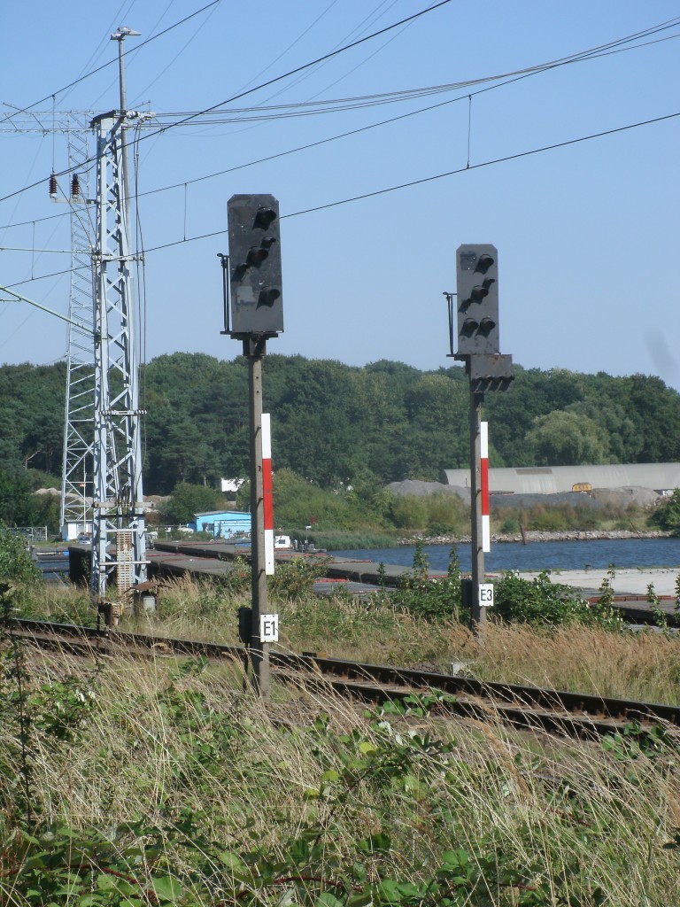 Ausfahrsignale Richtung Rgen,am 06.September 2013,im Bahnhof Stralsund Rgendamm.