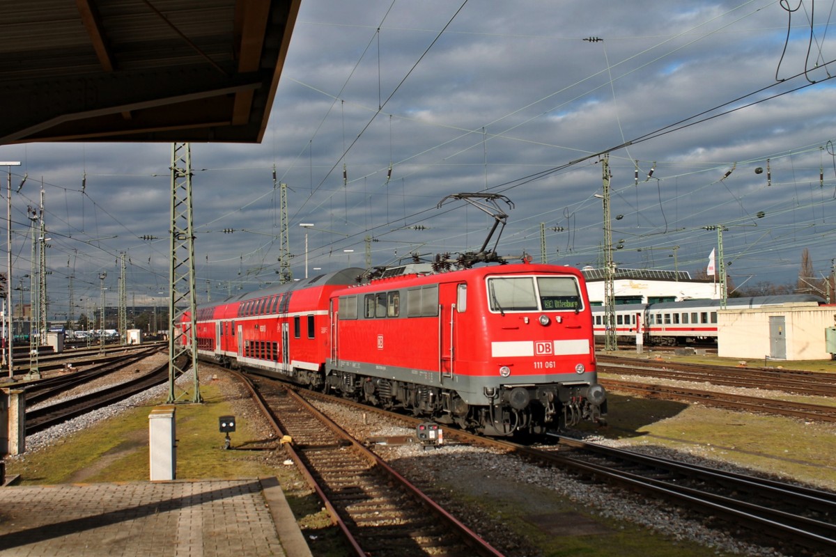 Ausfahrt von 111 061 am 07.01.2014 mit dem RE 26508 (Basel Bad Bf - Offenburg) als Ersatz für eine Fereiburger 146er aus dem Startbahnhof.