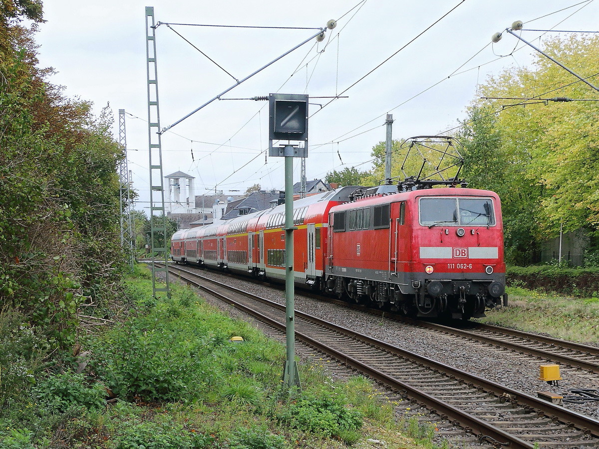 Ausfahrt 111 062-6 als RE 4 nach Dortmund aus den Bahnhof Geilenkirchen am 08. Oktober 2020.