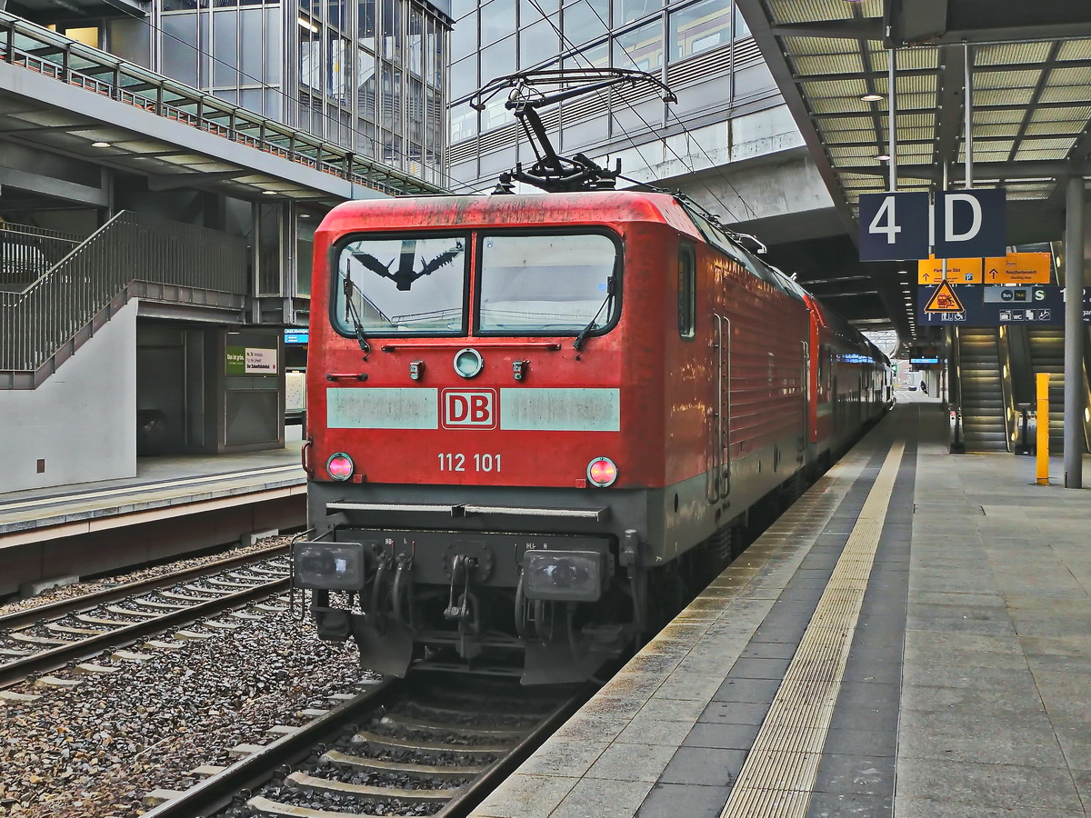Ausfahrt 112 101 als Schublok für den RE 3 nach Wünsdorf-Waldtstadt am 25. Dezember 2018 aus den Bahnhof Berlin Südkreuz.