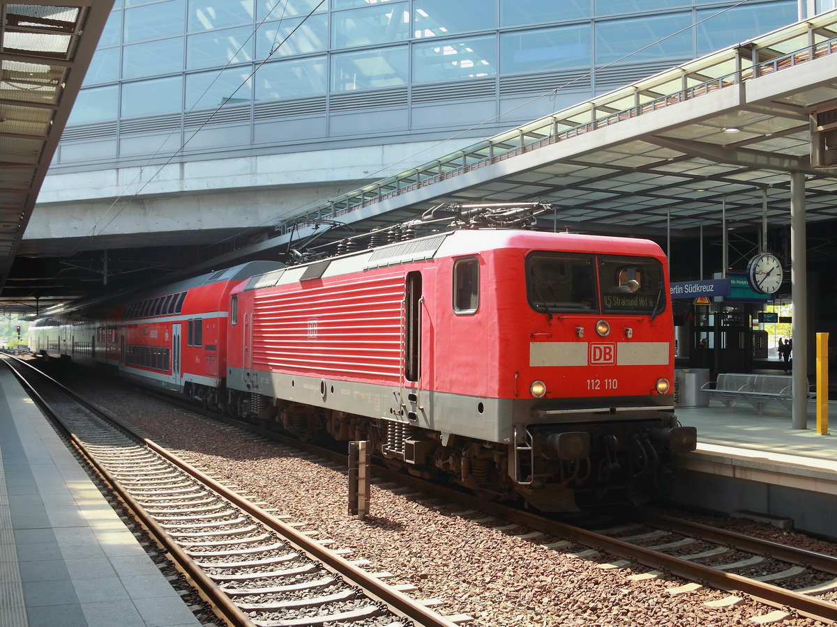 Ausfahrt 112 110 - 2 mit einem  RE 5 nach Stralsund aus den Bahnhof Berlin Südkreuz am 31. August 2015