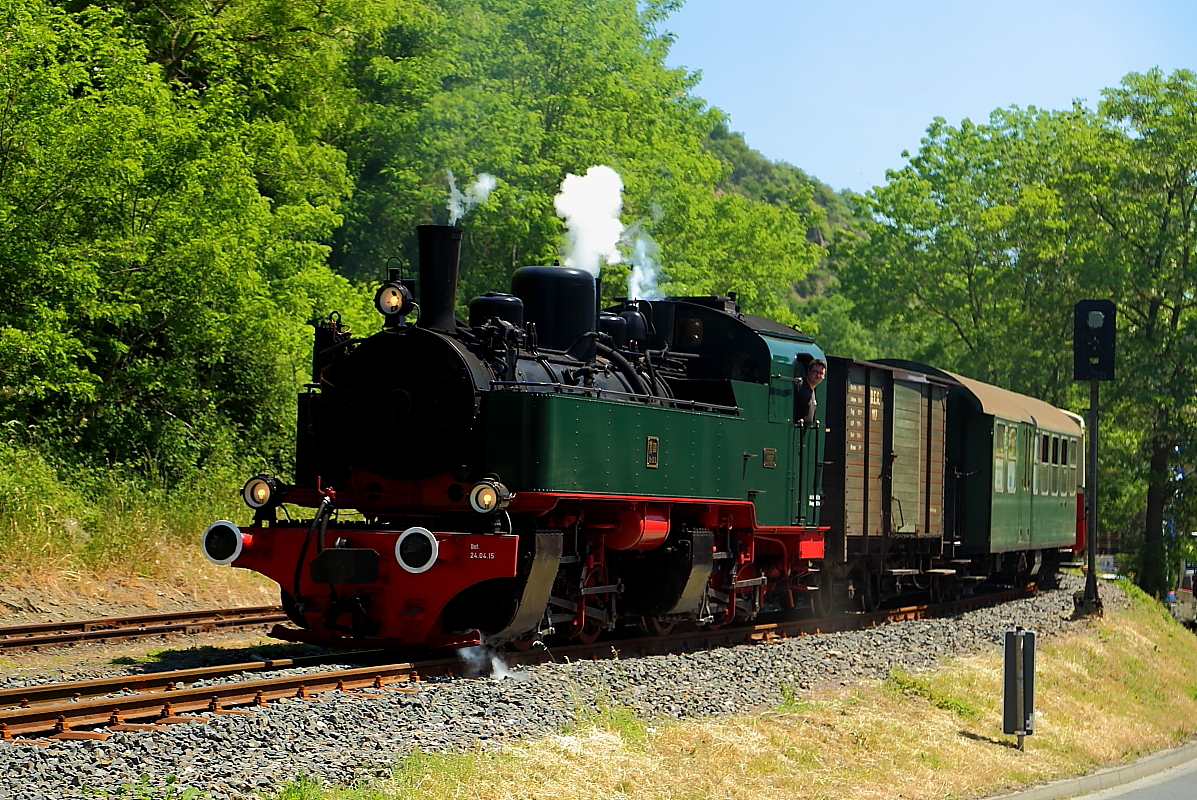 Ausfahrt von 11sm mit Sonderzug für Eisenbahnfreunde am 05.06.2015 aus dem Haltepunkt Weiler (Brohltal).