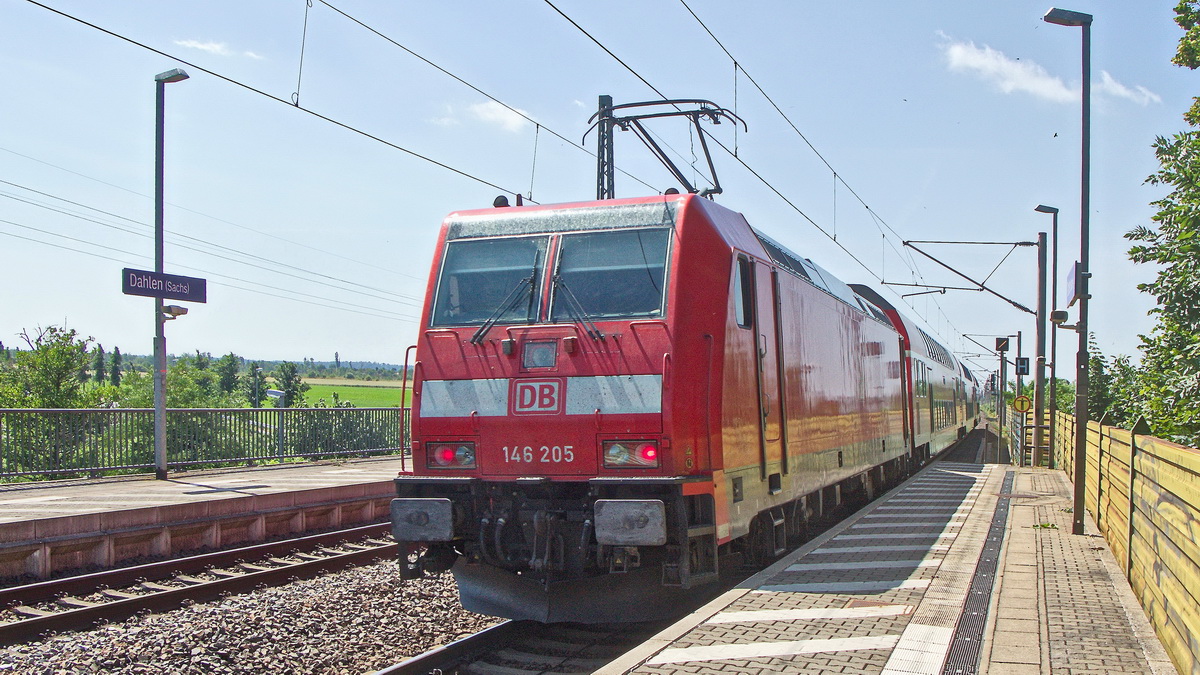 Ausfahrt 146 205 in Richtung Leipzig aus den Bahnhof Dahlen (Sach) mit einem RB (RB 50) am 24. Juni 2023.