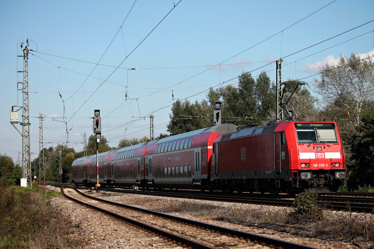 Ausfahrt von 146 228-2 am 27.09.2014 mit einem RE (Schliengen - Offenburg) aus Orschweier gen Lahr (Schwarzw).