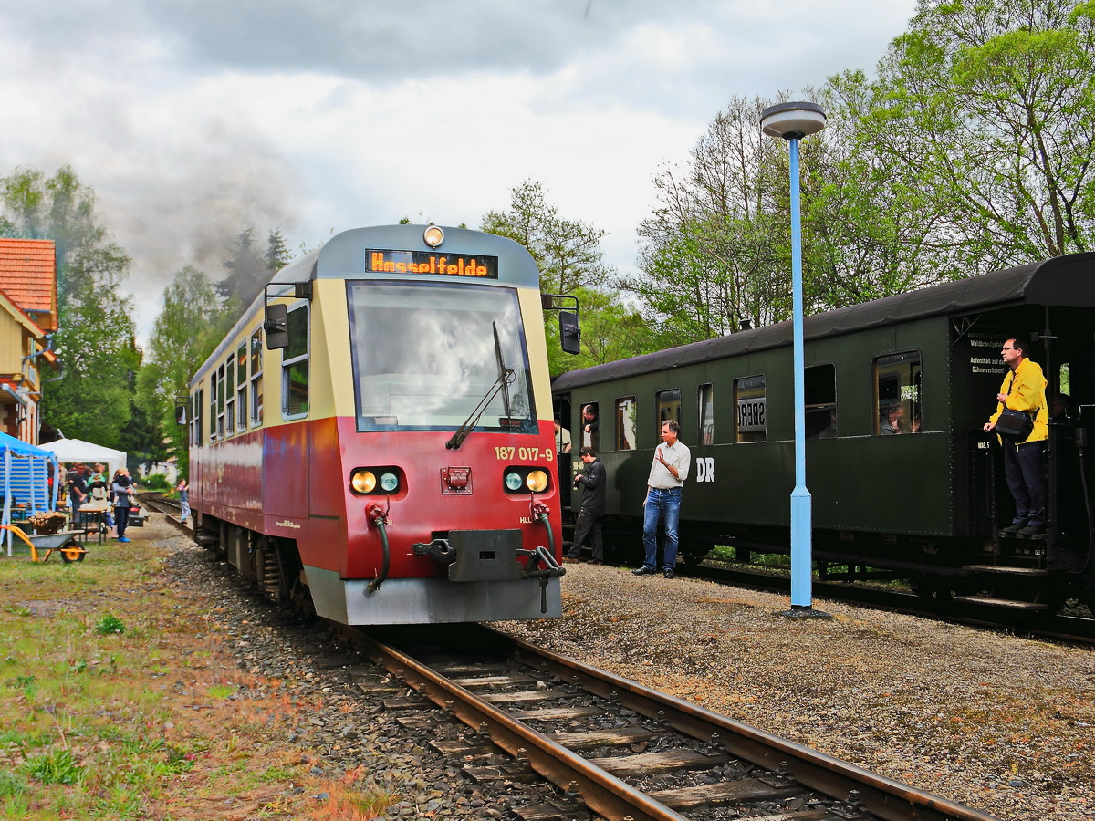 Ausfahrt 187 017-9 als HSB 8973 aus den an diesem Tag sehr belebten Bahnhof Straßberg am 20. Mai 2017 nach Hasselfelde.

