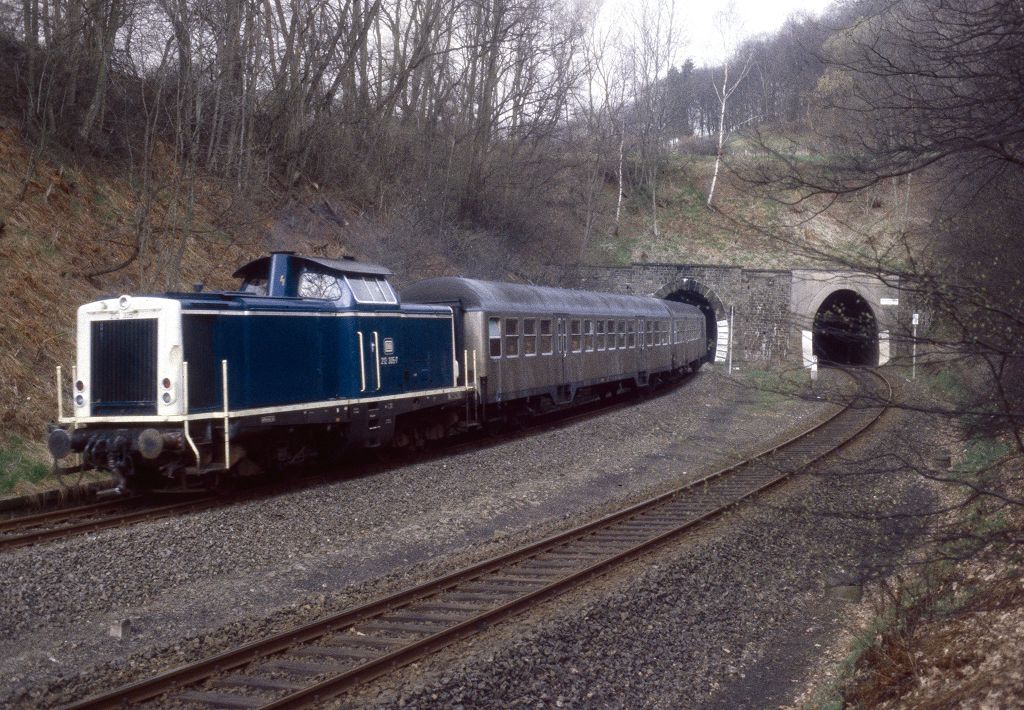 Ausfahrt der 212 305 aus der heute stillgelegten Röhre des Hengstenberger Tunnels Richtung Lüdenscheid am 10.04.1986