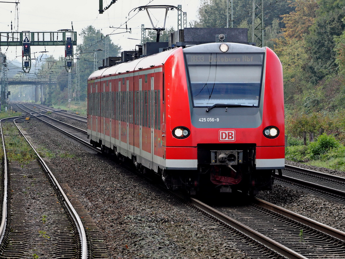Ausfahrt 425 056-9 als RB 33 nach Duisburg am 12. Oktober 2020 aus dem Bahnhof Geilenkirchen.