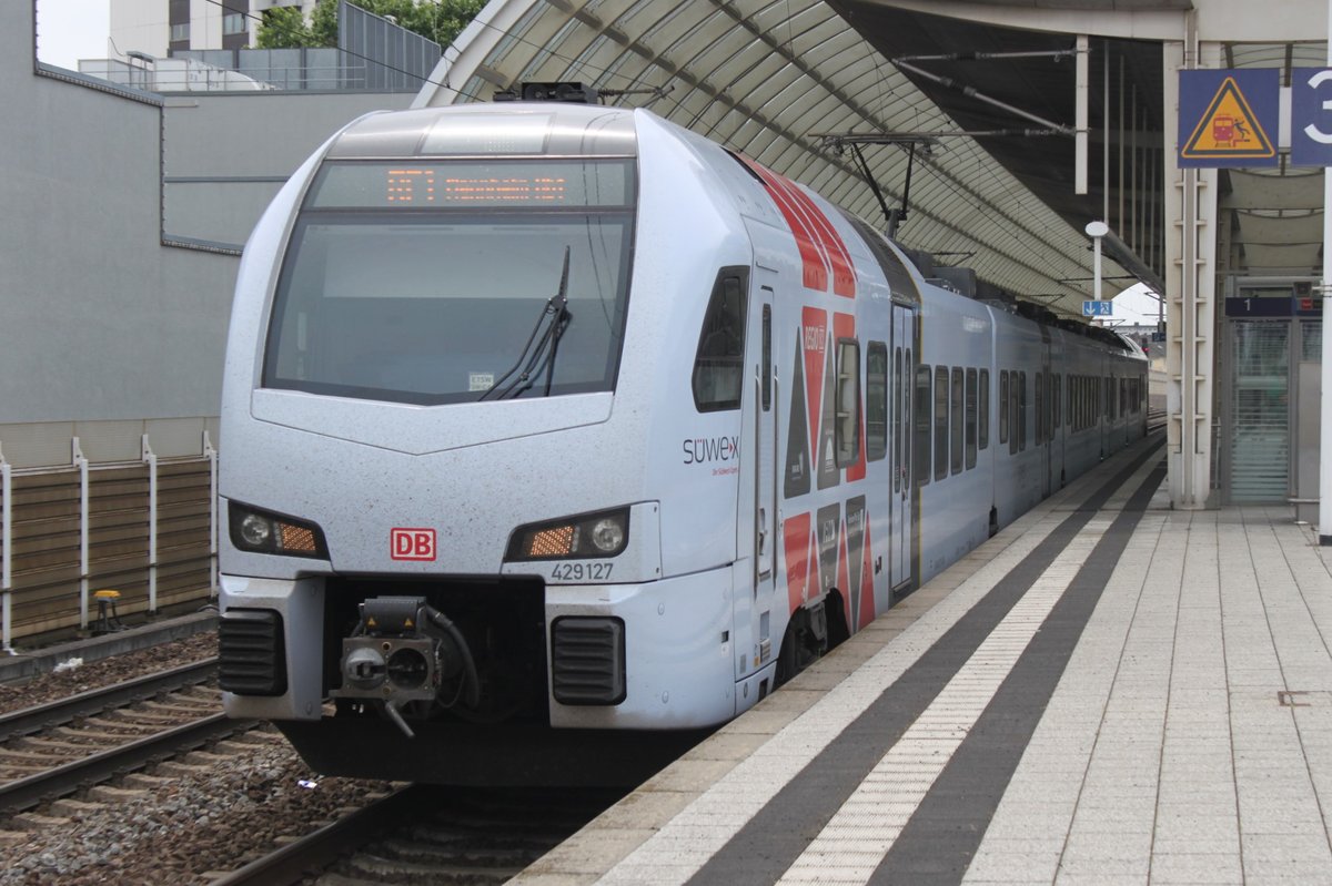 Ausfahrt von 429 127 als RE1 von Koblenz nach Mannheim am 05.06.2017 in Ludwigshafen Mitte. 