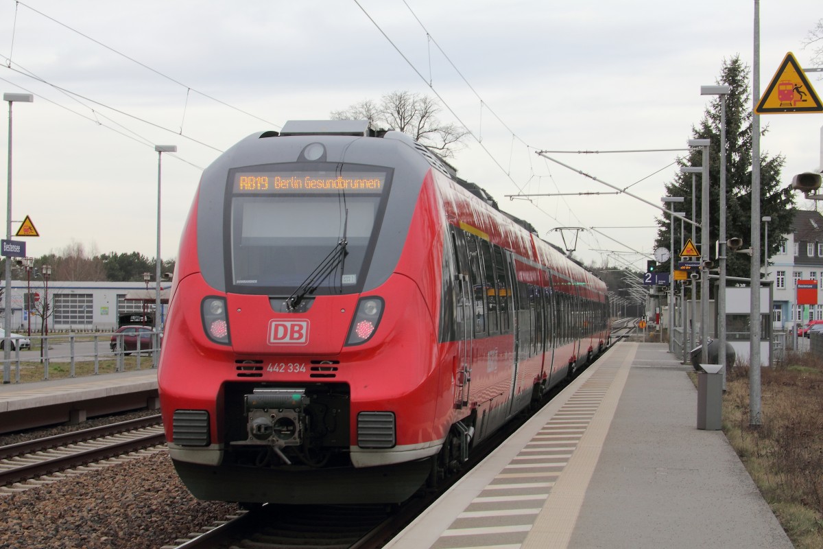 Ausfahrt 442 834 und 442 334 als RB 19 (RB 18570) aus den Bahnhof Bestensee nach Berlin Gesundbrunnen am 08. Februar 2014.

