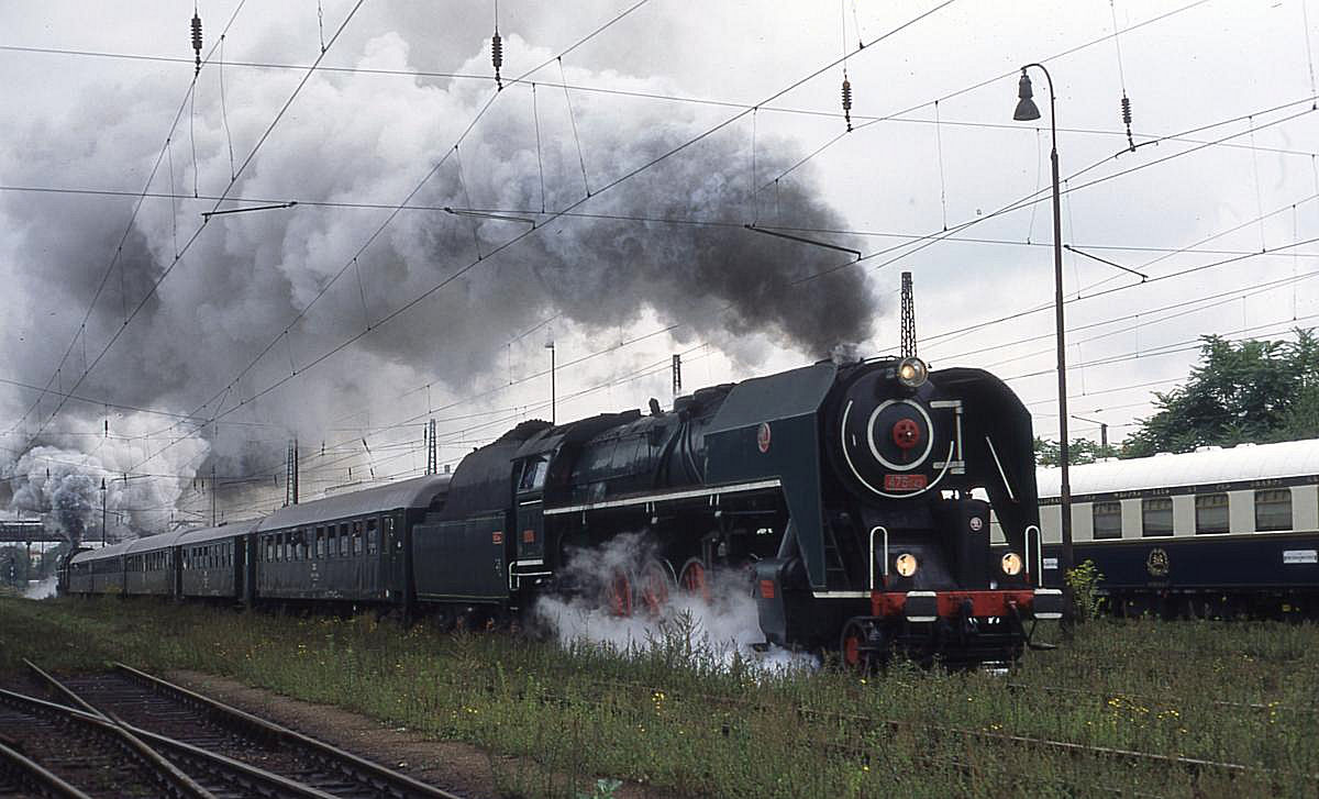 Ausfahrt der 4751142 mit einem Sonderzug aus dem Prager Bahnhof Smichov am 2.9.1995.