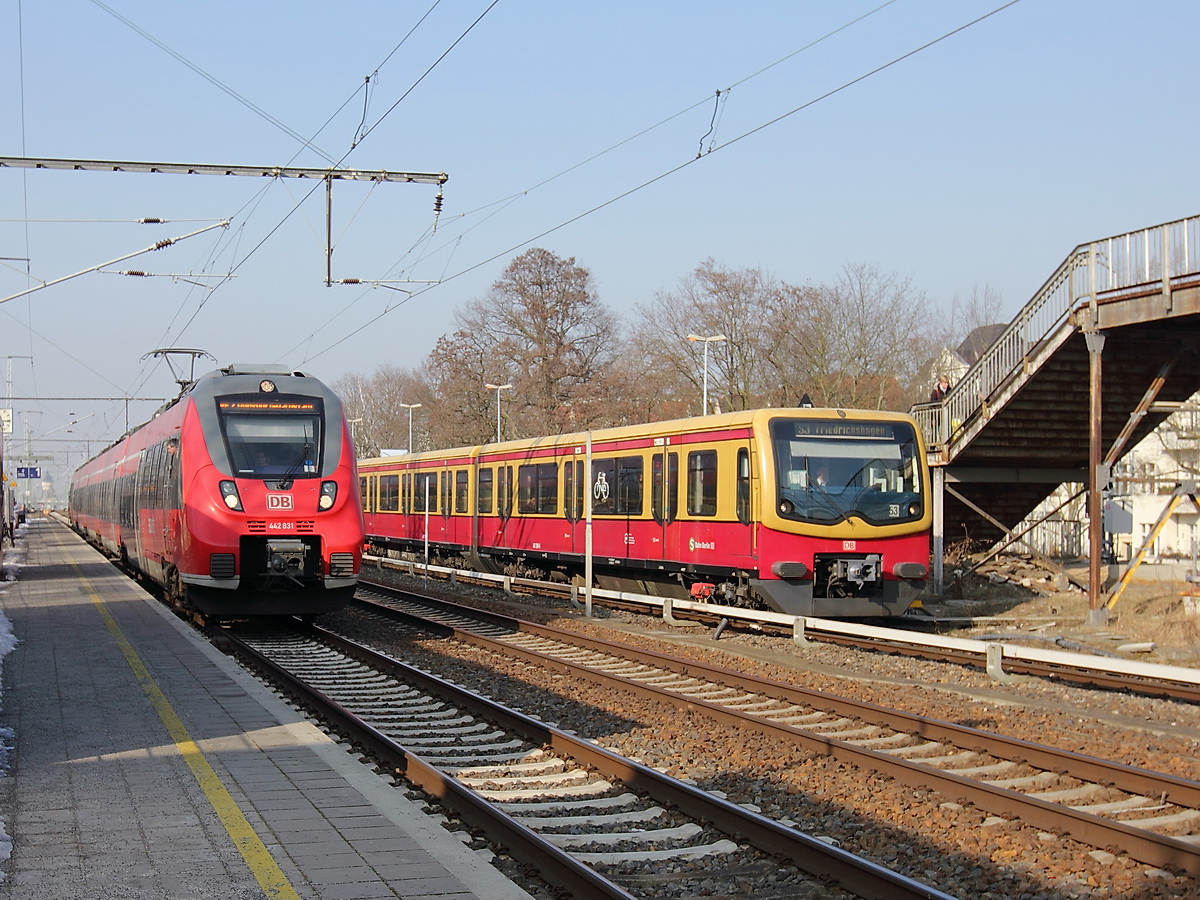 Ausfahrt 481 398-6 als S3 nach Berlin Friedrichshagen und Abfertigung 442 831 mit 442 331 als RE 7 nach Wünsdorf-Waldstadt , Berlin Karlshorst am 16. Februar 2017.

Neue Version

