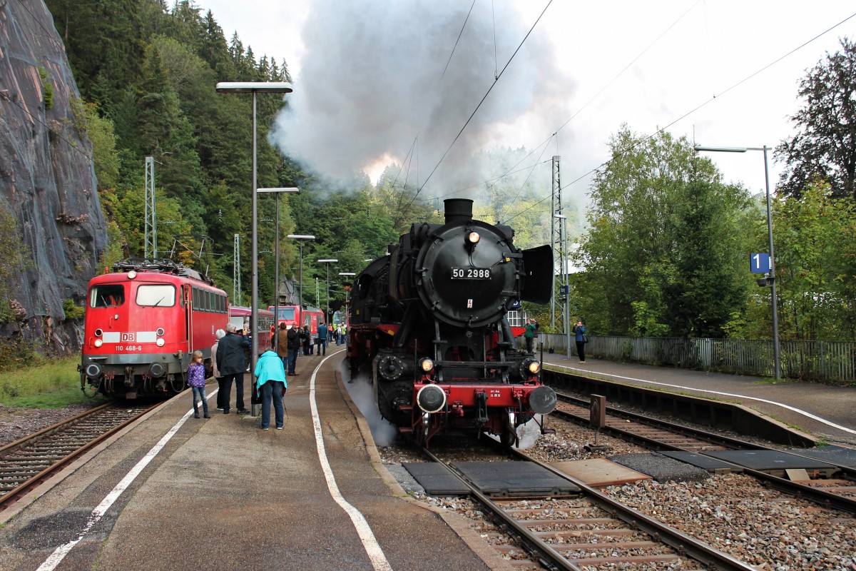 Ausfahrt von der 50 2988 zusammen mit der 52 7596 und einen der Pendelzüge (Triberg - St.Georgen - Triberg) am 13.09.2014 für die Triberger Bahnhofstage aus dem Startbahnhof.