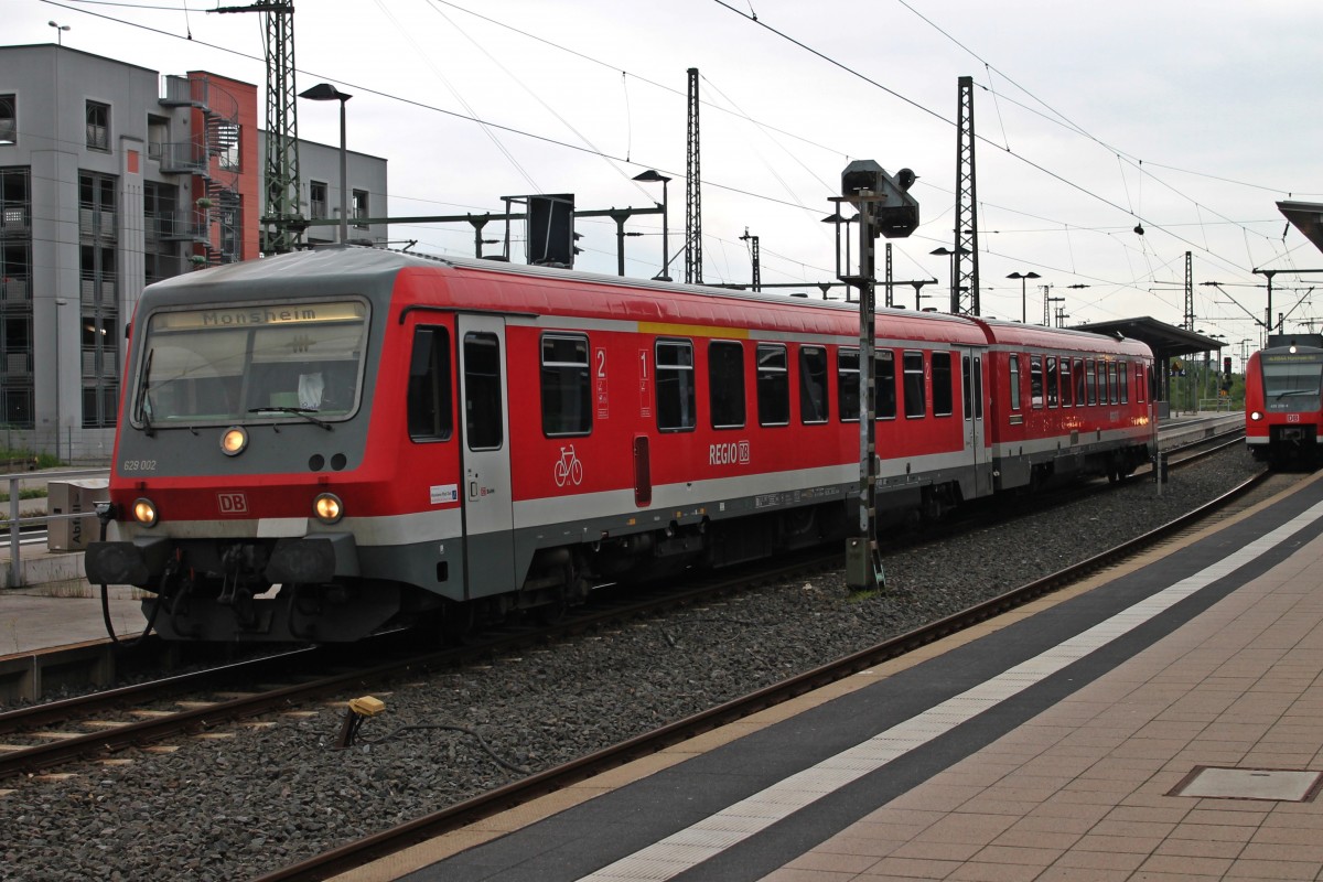 Ausfahrt von 629 002 am 22.05.2013 um 16:17 Uhr als RB 13560 aus dem Startbahnhof Worms um ber Pfeddersheim, dem einzigseten Zwischbahnhof, nach Monsheim zufahren. Die dortige Ankunftszeit ist 16:28, also genau 11 Minuten nach der Abfahrt.