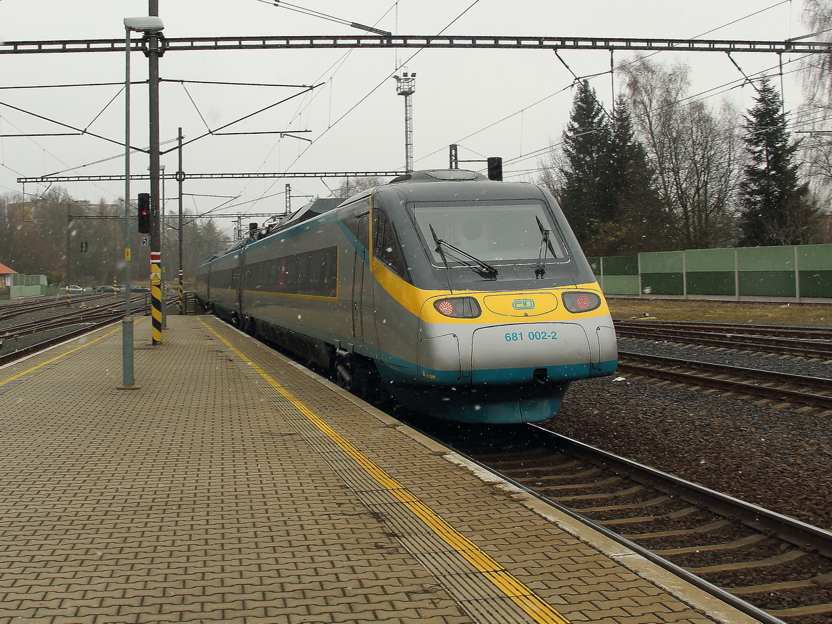 Ausfahrt 681 002-2 (Pendolino) aus dem Bahnhof Marienbad bei leichten Schneefall am 26. Februar 2020