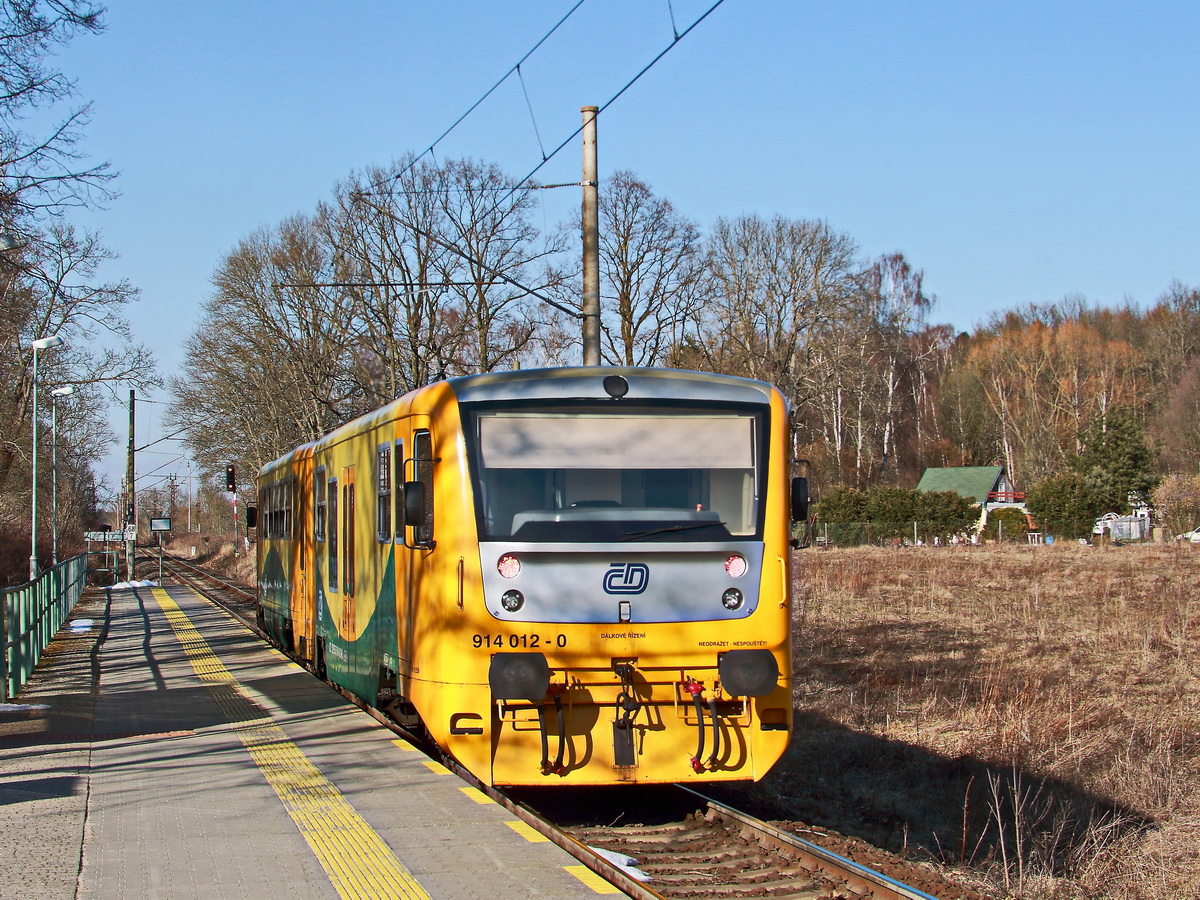 Ausfahrt 914 012-0 als  OS 17206 aus dem Haltepunkt  Franzensbad Aquaforum am 22. Februar 2018 zur Weiterfahrt nach Frantiskovy Lazne.

