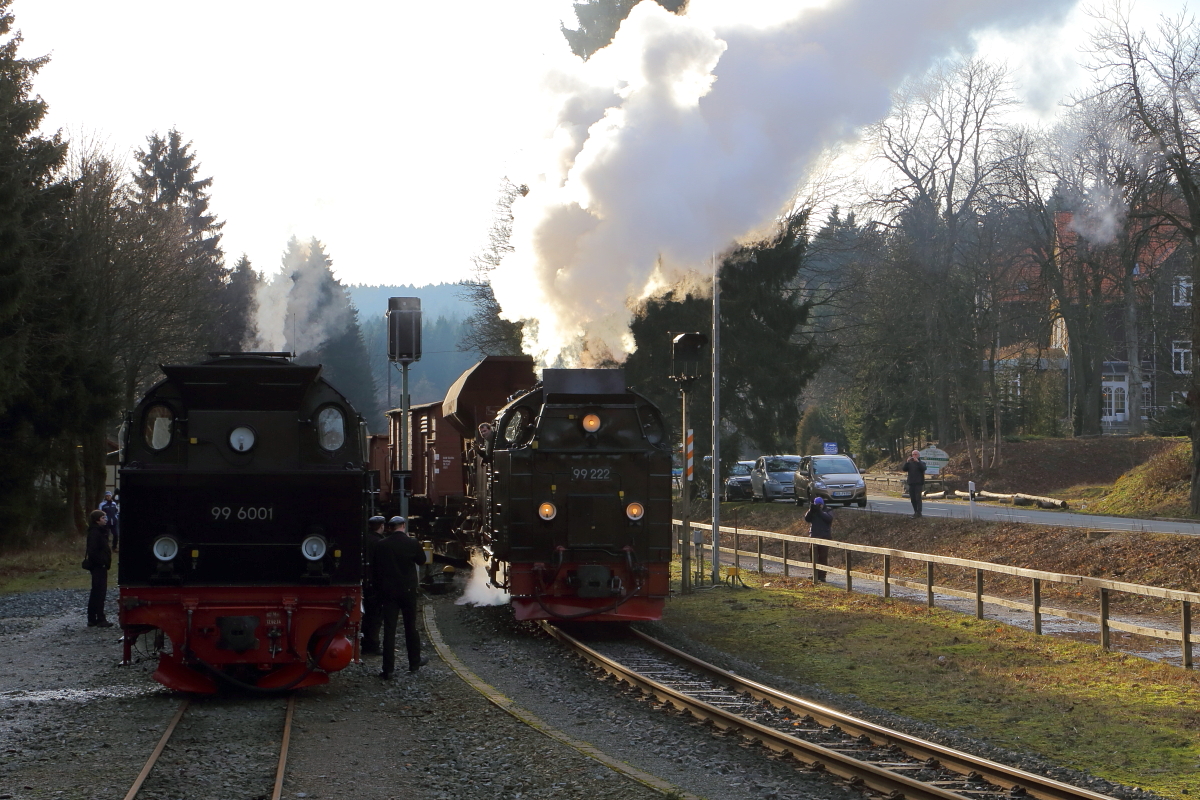 Ausfahrt von 99 222 mit Fotogüterzug am 06.02.2016 aus dem Bahnhof Drei Annen Hohne. (Bild 2)