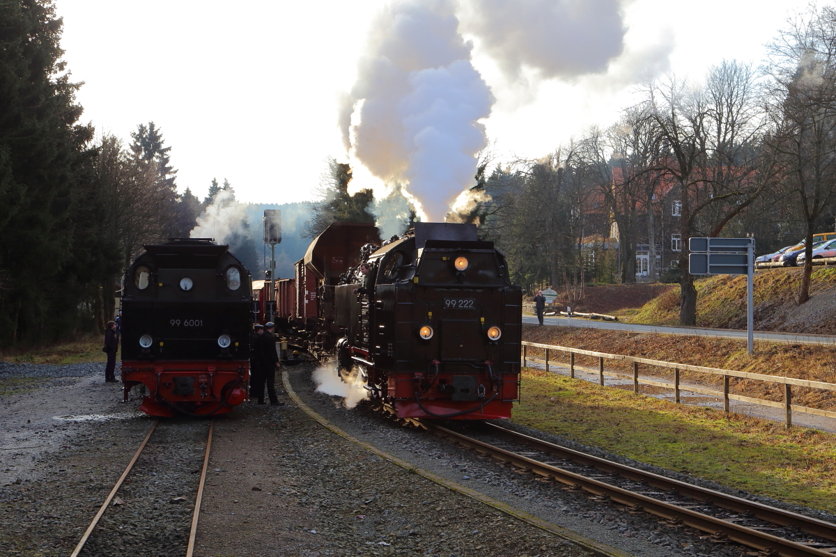 Ausfahrt von 99 222 mit Fotogüterzug am 06.02.2016 aus dem Bahnhof Drei Annen Hohne. (Bild 4)