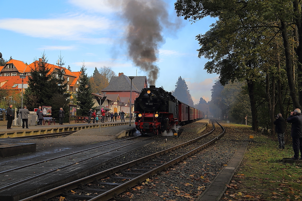 Ausfahrt von 99 222 mit P8920 zum Brocken am 17.10.2014 aus dem Bahnhof Drei Annen Hohne. (Bild 1)