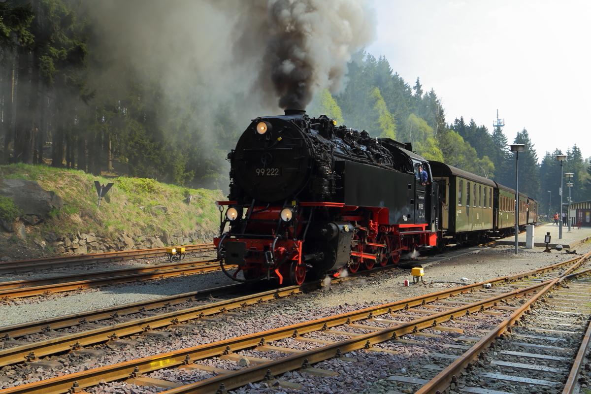 Ausfahrt von 99 222 mit Traditionszug zum Brocken am 21.04.2018 aus dem Bahnhof Schierke.