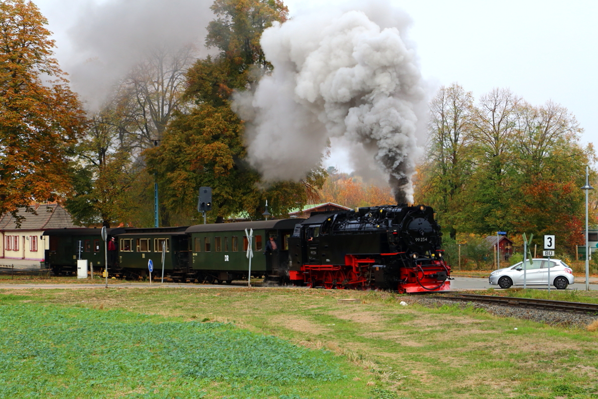 Ausfahrt von 99 234, mit IG HSB-Sonderzug nach Wernigerode, am Morgen des 21.10.2018 aus dem Bahnhof Gernrode. (Bild 1)