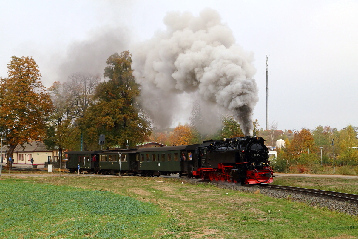 Ausfahrt von 99 234, mit IG HSB-Sonderzug nach Wernigerode, am Morgen des 21.10.2018 aus dem Bahnhof Gernrode. (Bild 2)