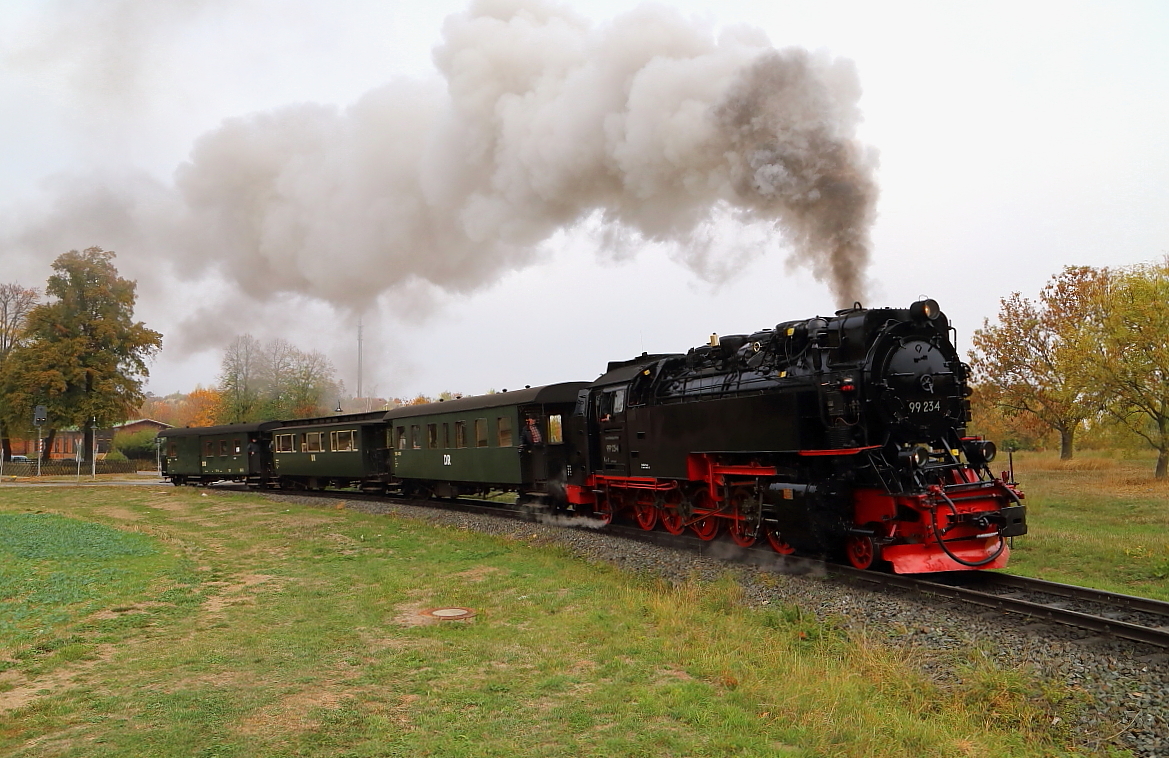 Ausfahrt von 99 234, mit IG HSB-Sonderzug nach Wernigerode, am Morgen des 21.10.2018 aus dem Bahnhof Gernrode. (Bild 3)