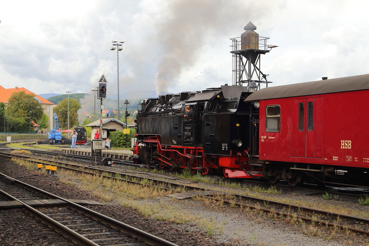 Ausfahrt von 99 234 mit P 8925 zum Brocken am Vormittag des 22.08.2020 aus dem Bahnhof Wernigerode. (Bild 1) Soeben wurde der Abfahrauftrag erteilt und der Zug setzt sich langsam in Bewegung.