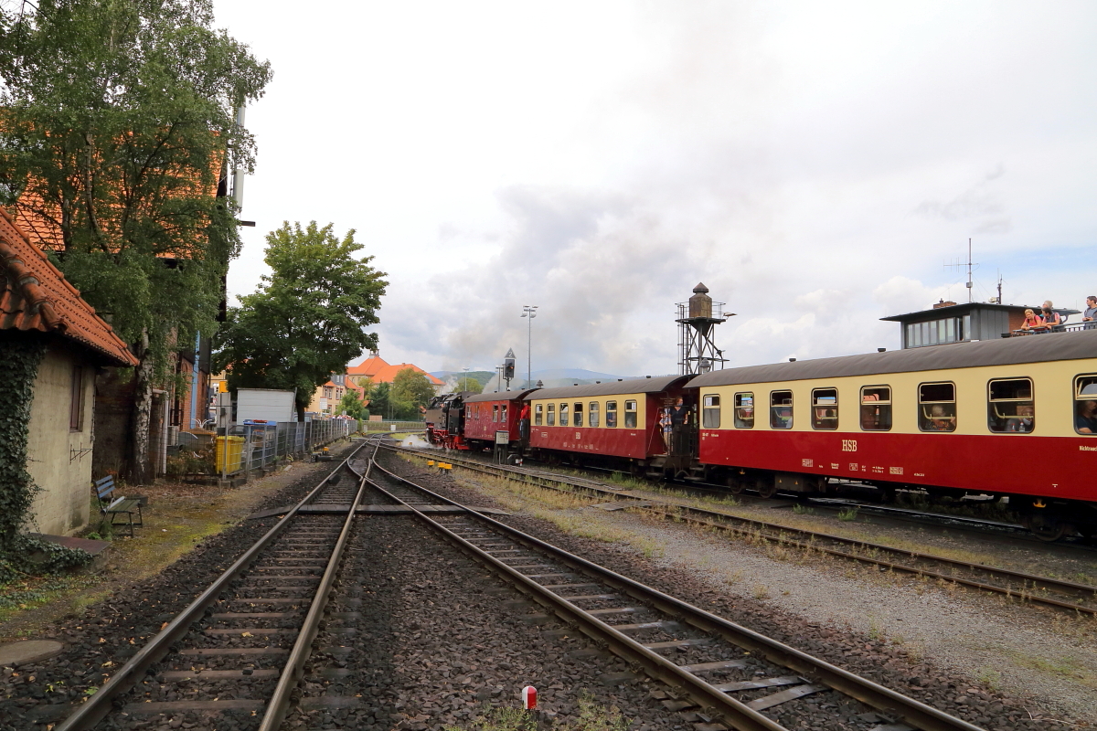 Ausfahrt von 99 234 mit P 8925 zum Brocken am Vormittag des 22.08.2020 aus dem Bahnhof Wernigerode. (Bild 2) Wie immer wird dieses Schauspiel vom Publikum auf der Aussichtsplattform interessiert verfolgt.