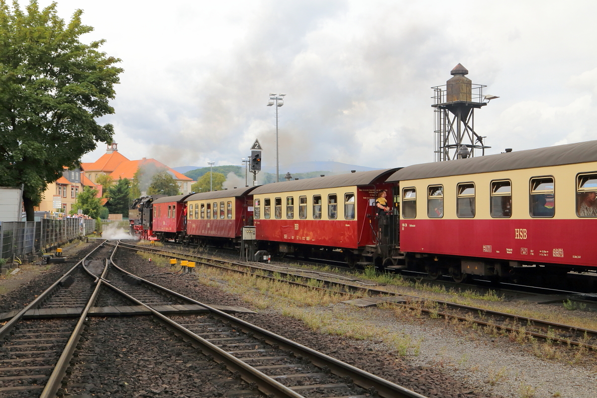 Ausfahrt von 99 234 mit P 8925 zum Brocken am Vormittag des 22.08.2020 aus dem Bahnhof Wernigerode. (Bild 3) Auch der Kleine auf dem Arm des Vaters ist restlos begeistert! Ob es wohl seine erste Fahrt ist?😉