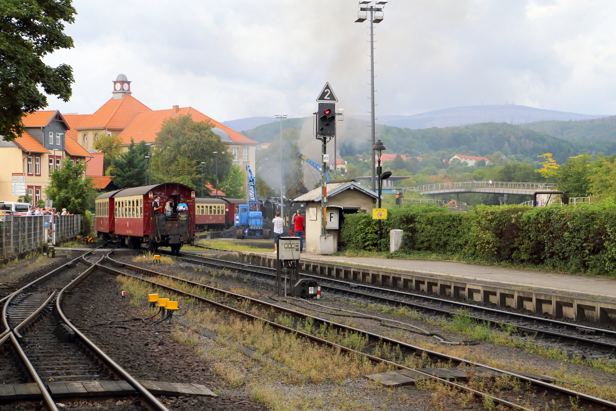 Ausfahrt von 99 234 mit P 8925 zum Brocken am Vormittag des 22.08.2020 aus dem Bahnhof Wernigerode. (Bild ) Der Zug hat nun den Bahnhof verlassen und strebt seinem im Hintergrund (etwas vernebelt) zu sehendem Ziel entgegen. Unmittelbar nach Passieren des Zuges wird die hinten stehende 99 7232 an unseren Sonderzug rangieren.