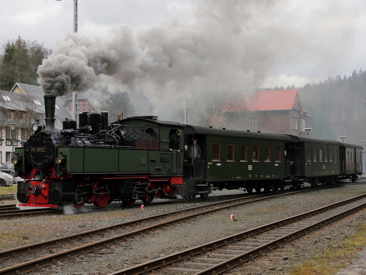 Ausfahrt 99 5902 aus dem Bahnhof Alexisbad am 22. Februar 2014.