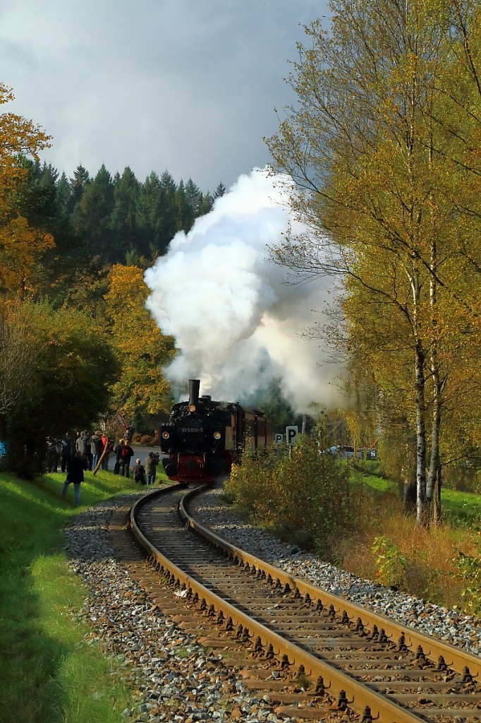 Ausfahrt von 99 5906 mit IG HSB-Sonderzug am 17.10.2014 aus dem Haltepunkt Sorge (Scheinanfahrt). (Bild 1)